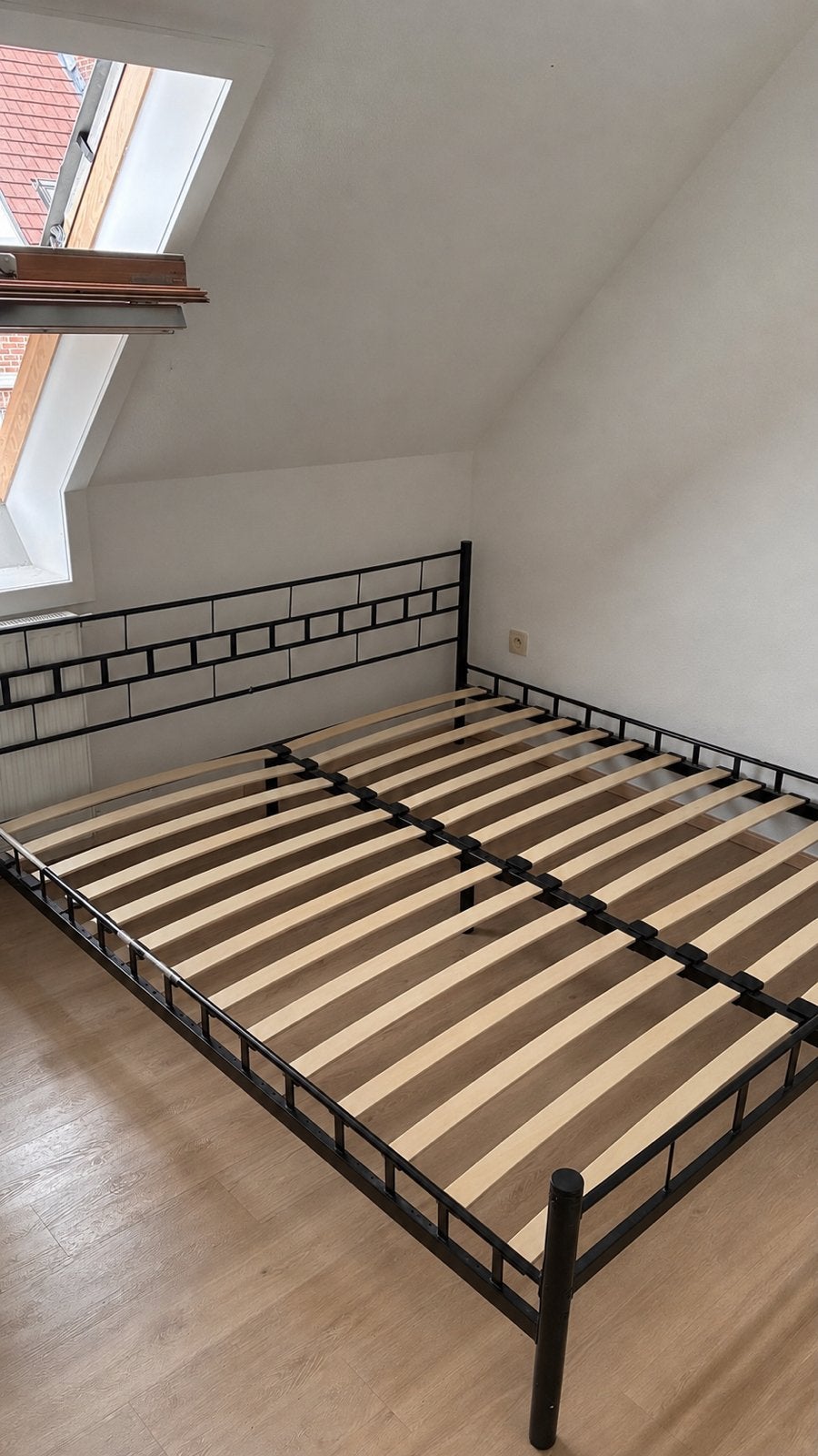 Bedframe met lattenbodem 180x200 - moet asap weg, Ophalen, Gebruikt