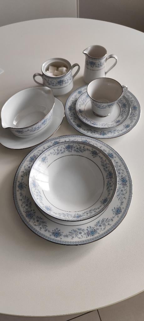 Eet-en koffieservies Noritake Blue Hill 2482, 12 persoons, Antiek en Kunst, Antiek | Servies compleet, Ophalen