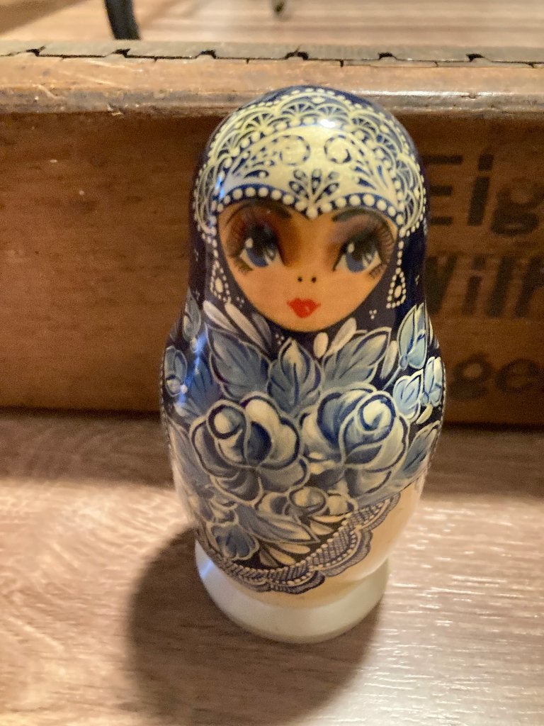 Handgeschilderde Russische matroejka met blauw bloemenfiguur, Ophalen of Verzenden