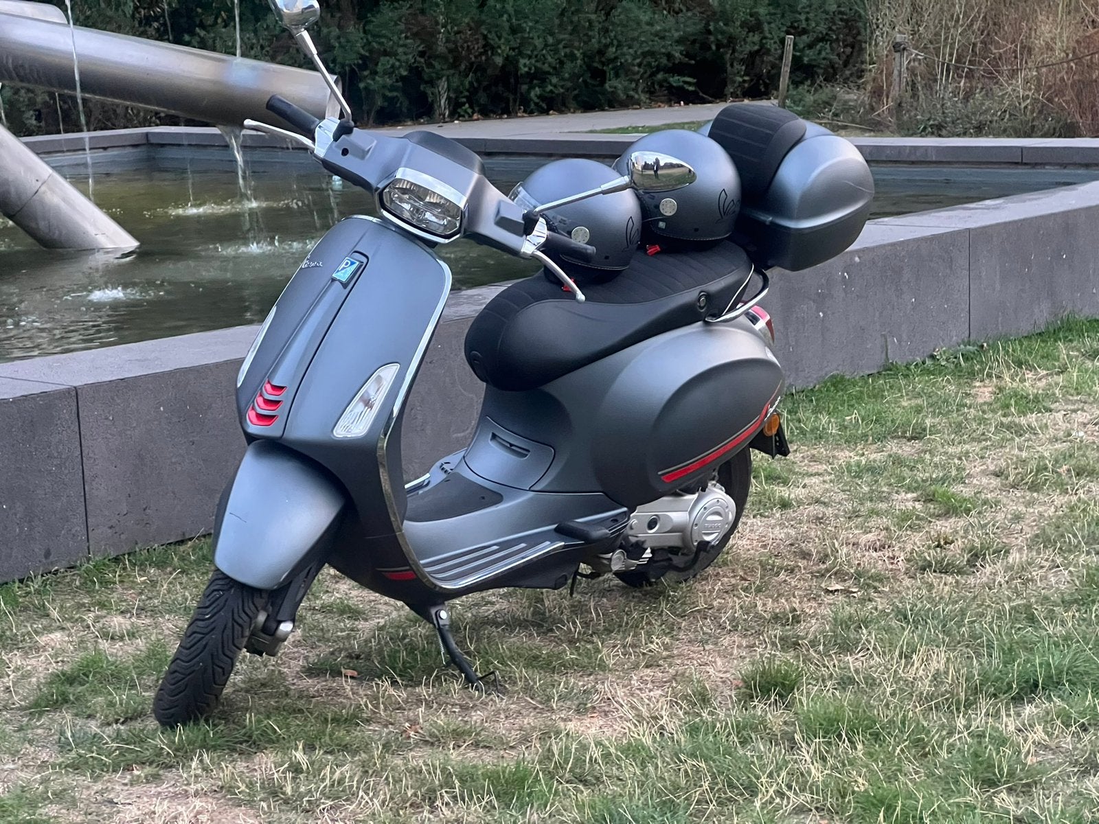 Vespa Sprint 2023 (B-Klasse) + Topkoffer & 2 Helmen, Ophalen, Zo goed als nieuw
