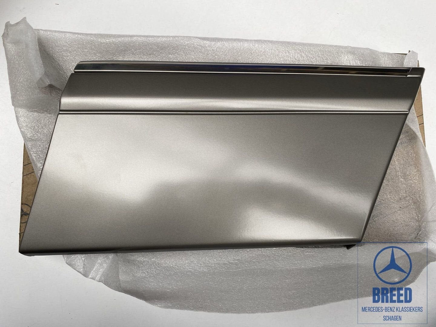 NOS Flankbeplating voorscherm rechts Mercedes W126 Kiwigrün, Auto-onderdelen, -, Nieuw, Ophalen of Verzenden, -
