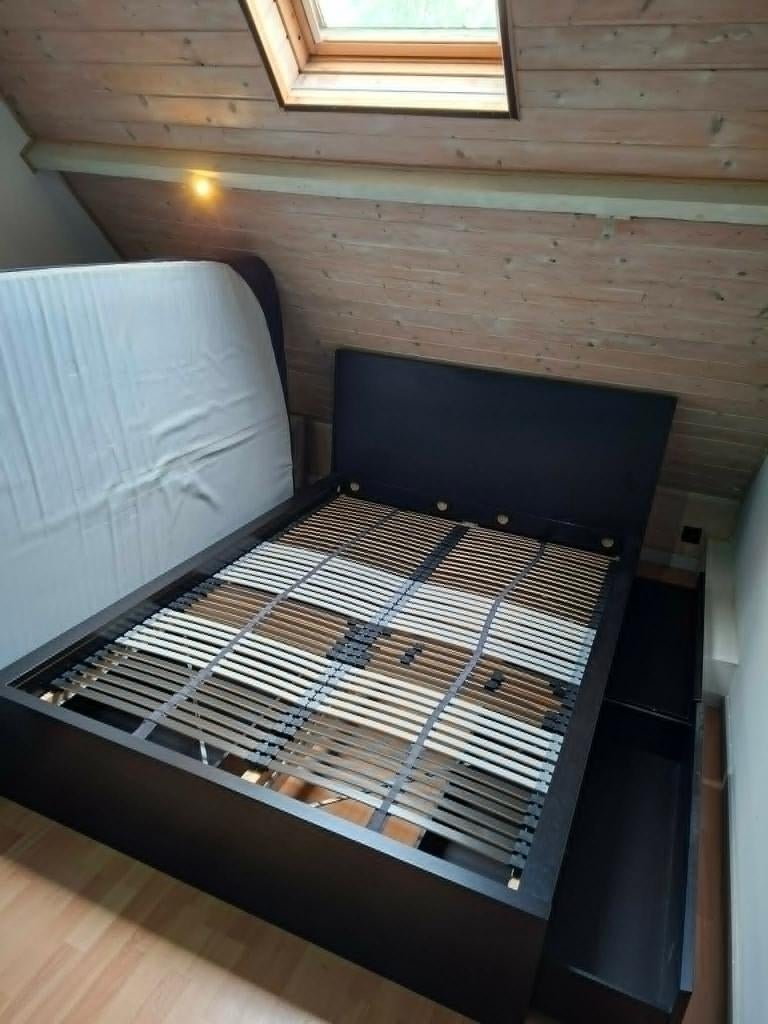 Bed, Huis en Inrichting, Ophalen, Zwart, 140 cm, Zo goed als nieuw