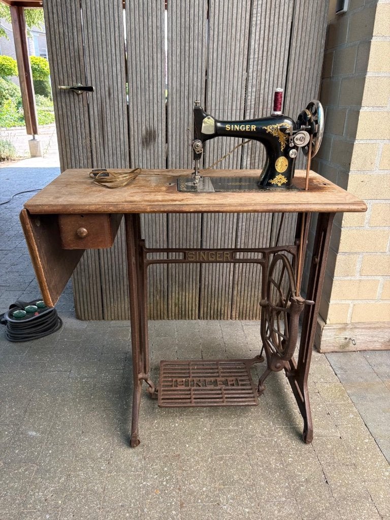 Vintage Singer trapnaaimachine met tafel, Enlèvement
