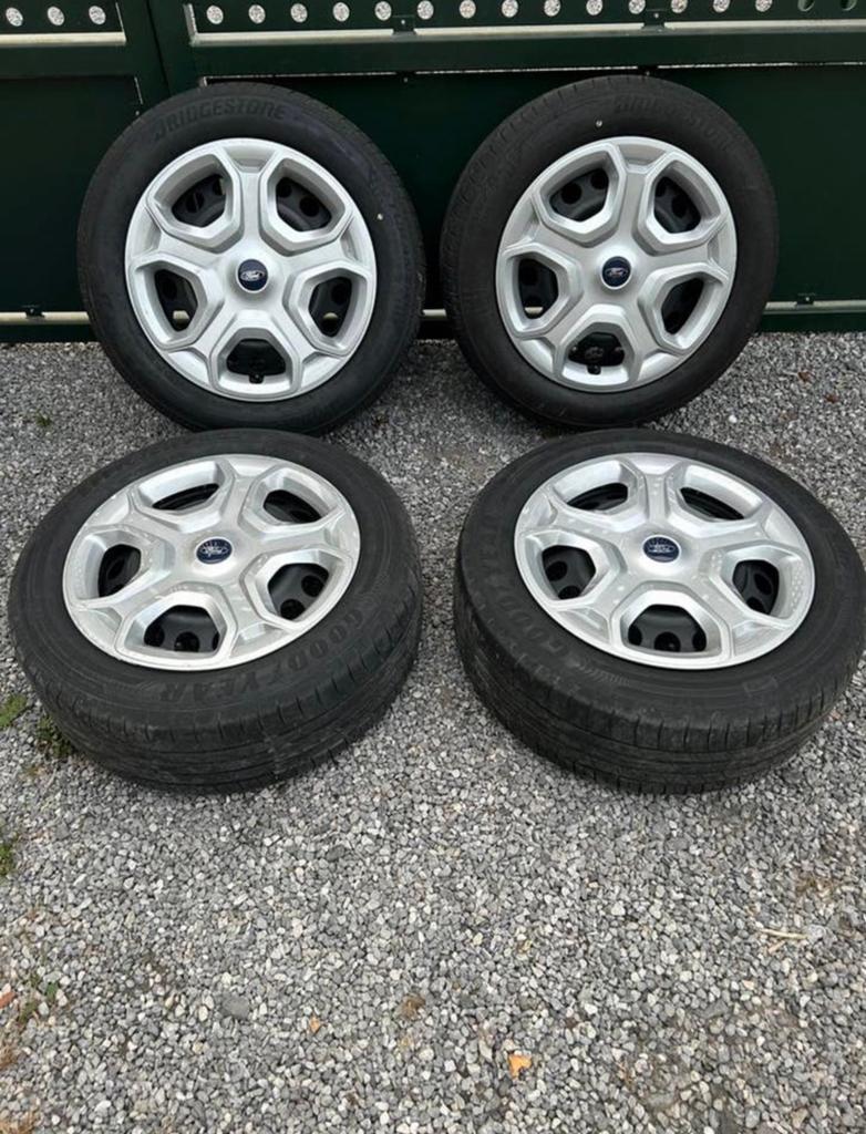 Zomerwielen ford kuga focus galaxy banden wieldoppen, Ophalen, Zo goed als nieuw