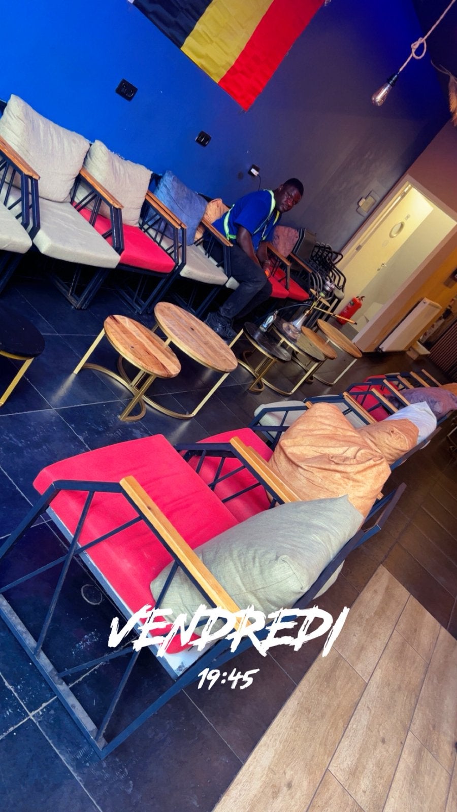 Tres belle chaises et petite tables, Enlèvement