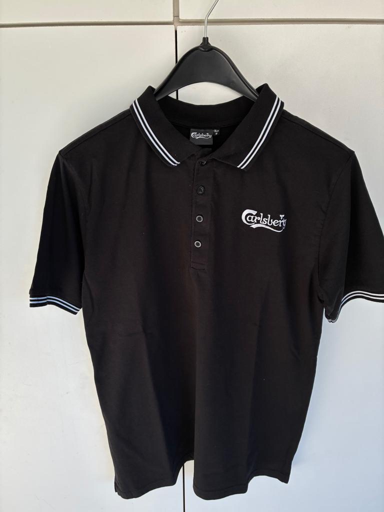 Zwarte polo Carlsberg - Nieuw, Enlèvement, Neuf, Vêtements, Autres marques