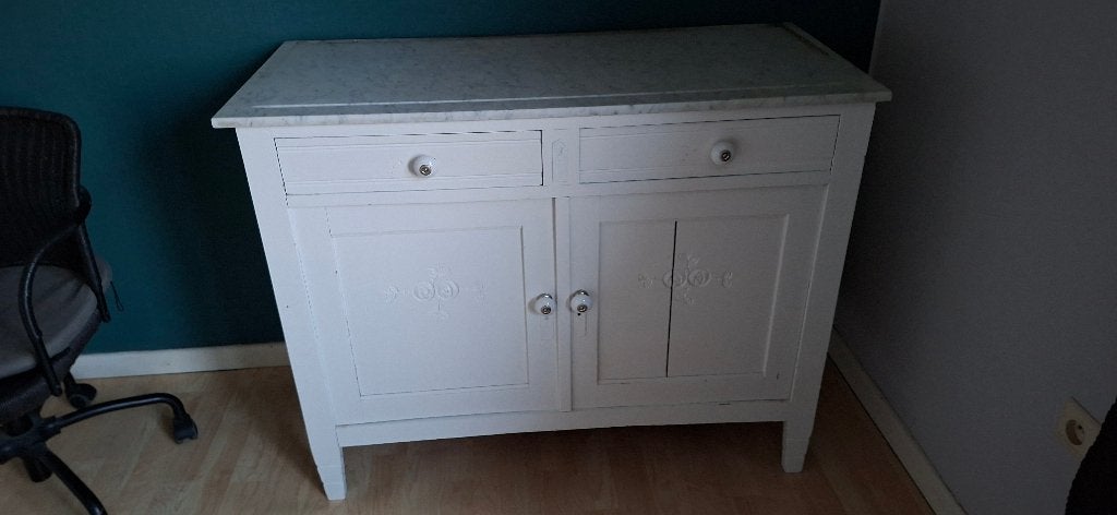 Commode blanche antique avec dessus en marbre rural, Enlèvement
