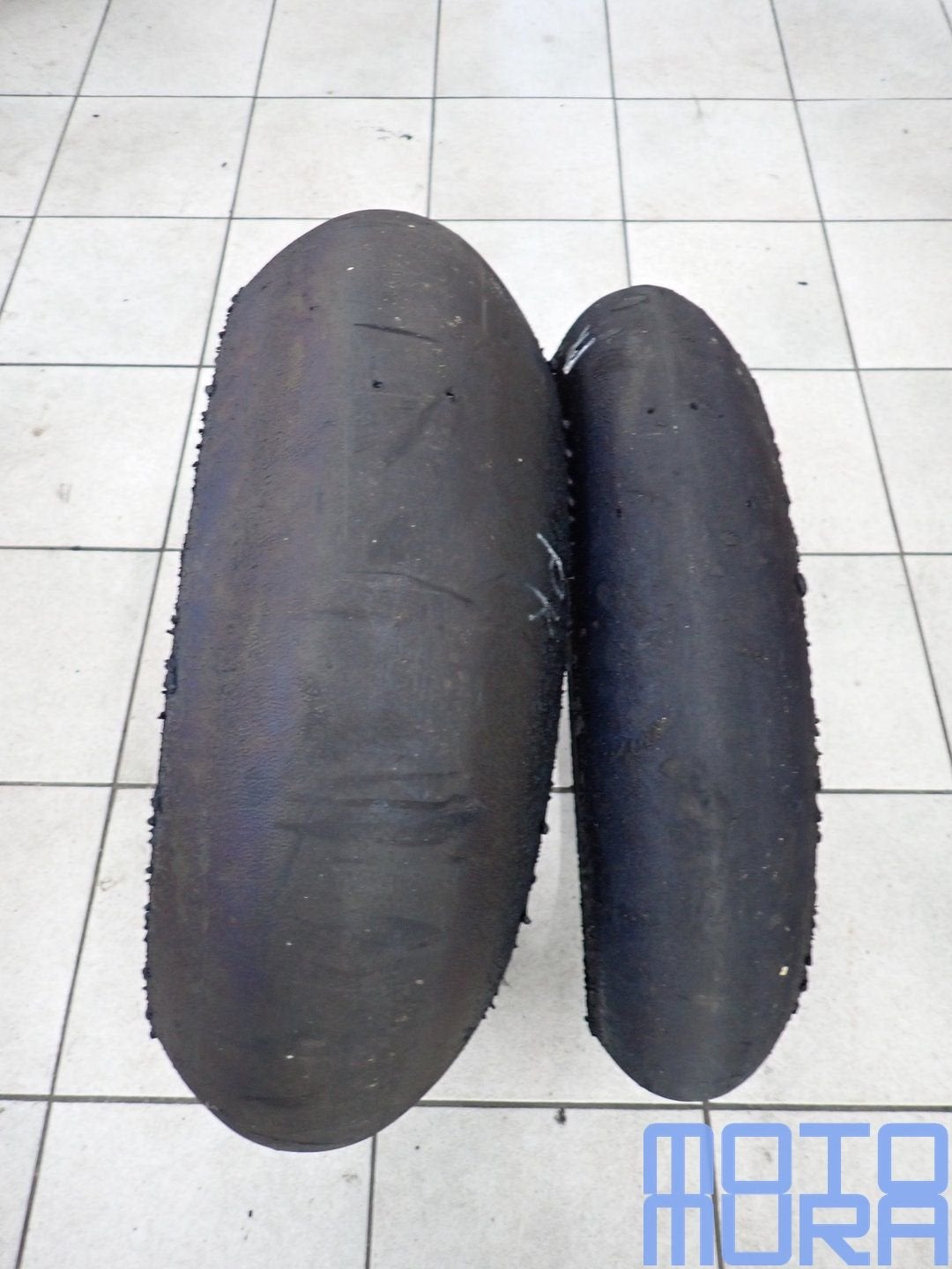 Jeu de pneus Pirelli Slick d'occasion 200/65ZR17 125/70ZR17,, Enlèvement ou Envoi, -, -, -