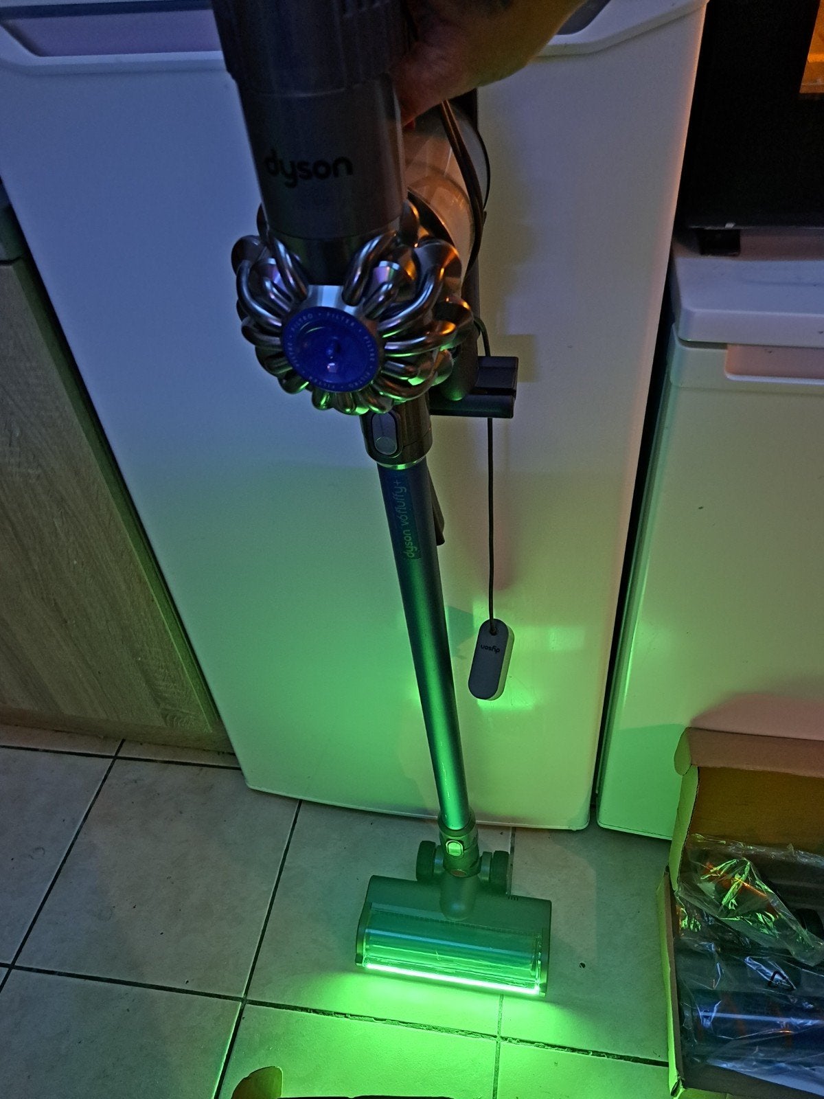 Dyson v6 fluffy+ complet avec nouvelle brosse motorisée led!, Enlèvement ou Envoi, Réservoir, Aspirateur balai, Comme neuf