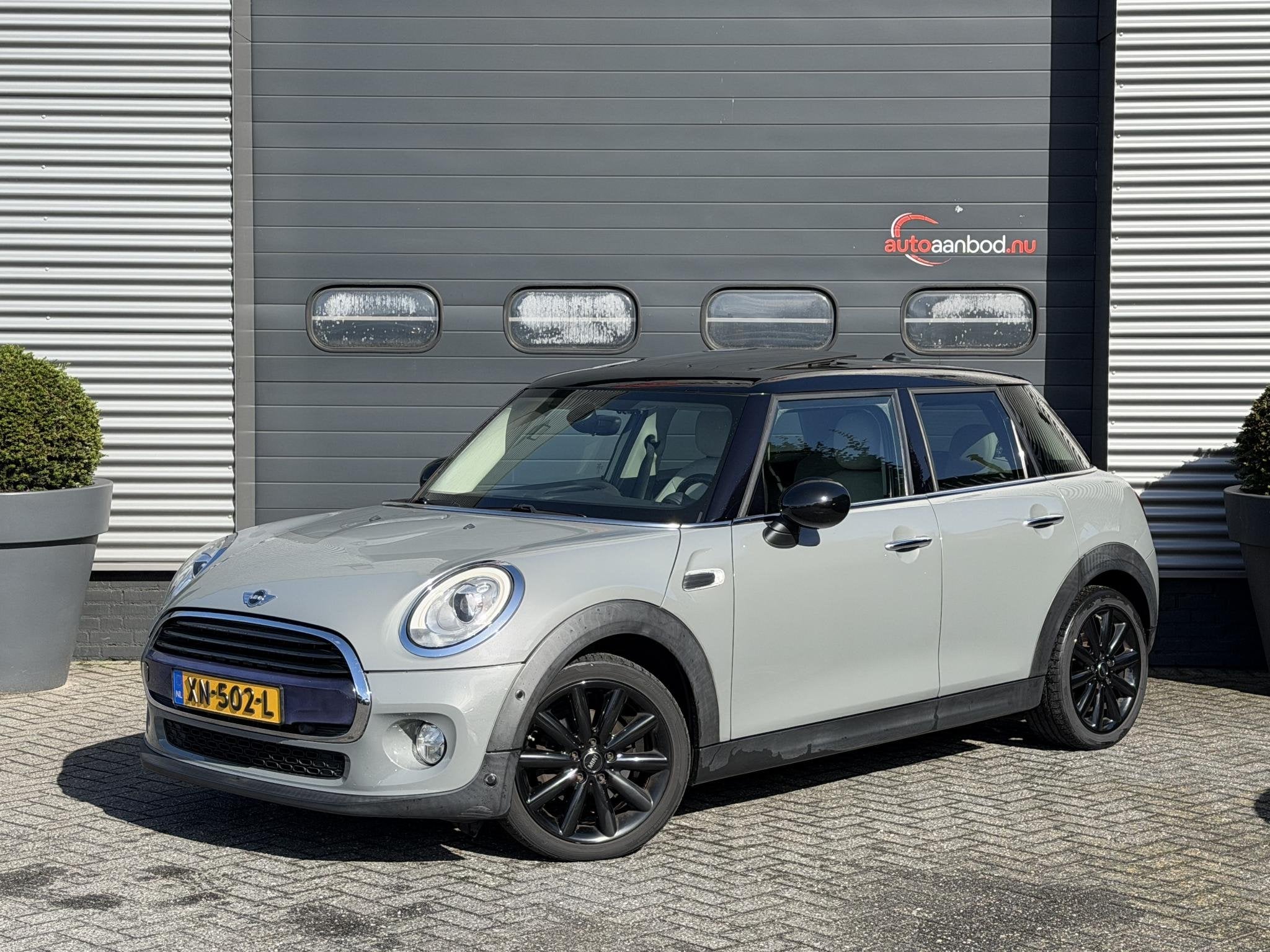 MINI 5-deurs 1.5 Cooper Chili Serious Business, Autos, 100 kW, Argent ou Gris, Achat, Euro 6