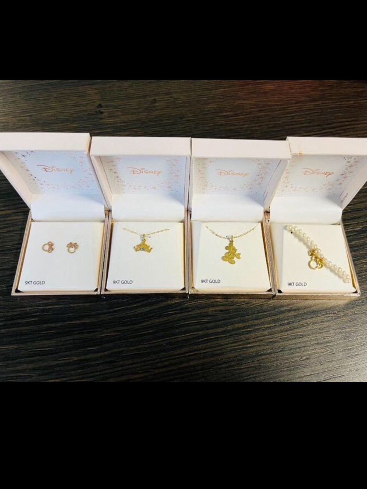 Lot de 4 bijoux Disney en or 9 carats., Neuf, Enlèvement ou Envoi, Or, Or