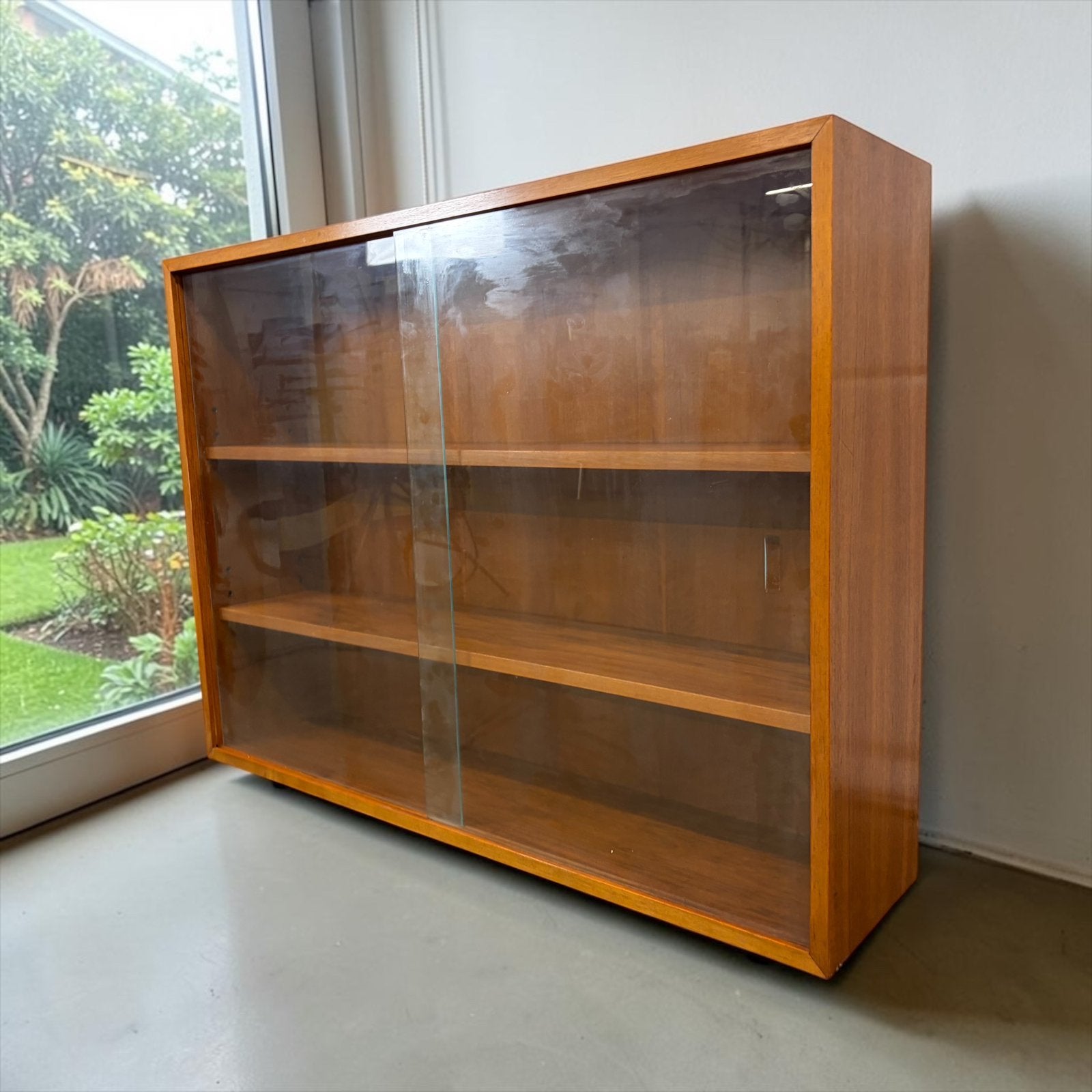 Vintage houten glazen vitrinekast/leggerkast (2 beschikbaar), Verzenden, Gebruikt
