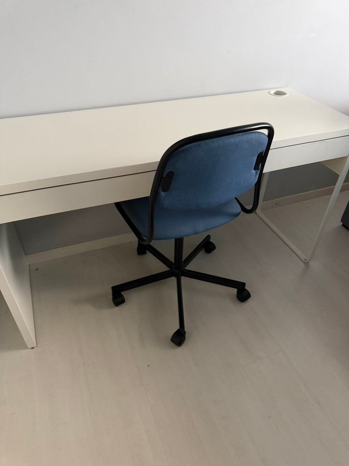 IKEA MICKE bureau 142x50 wit + ÖRFJÄLL bureaustoel blauw, Maison & Meubles, Bureaux, Enlèvement, IKEA, Blanc