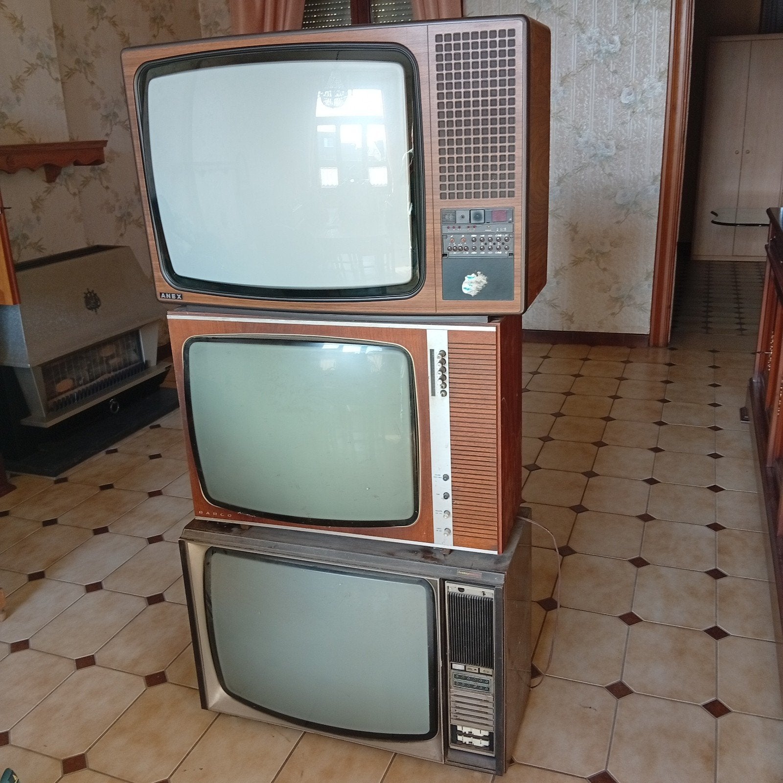 Anciennes televisions, Enlèvement