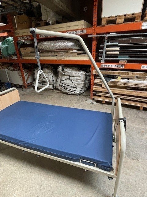 Ziekenhuisbed incl matras in nieuwstaat, elektrisch bediend, Diversen, Ophalen, Zo goed als nieuw