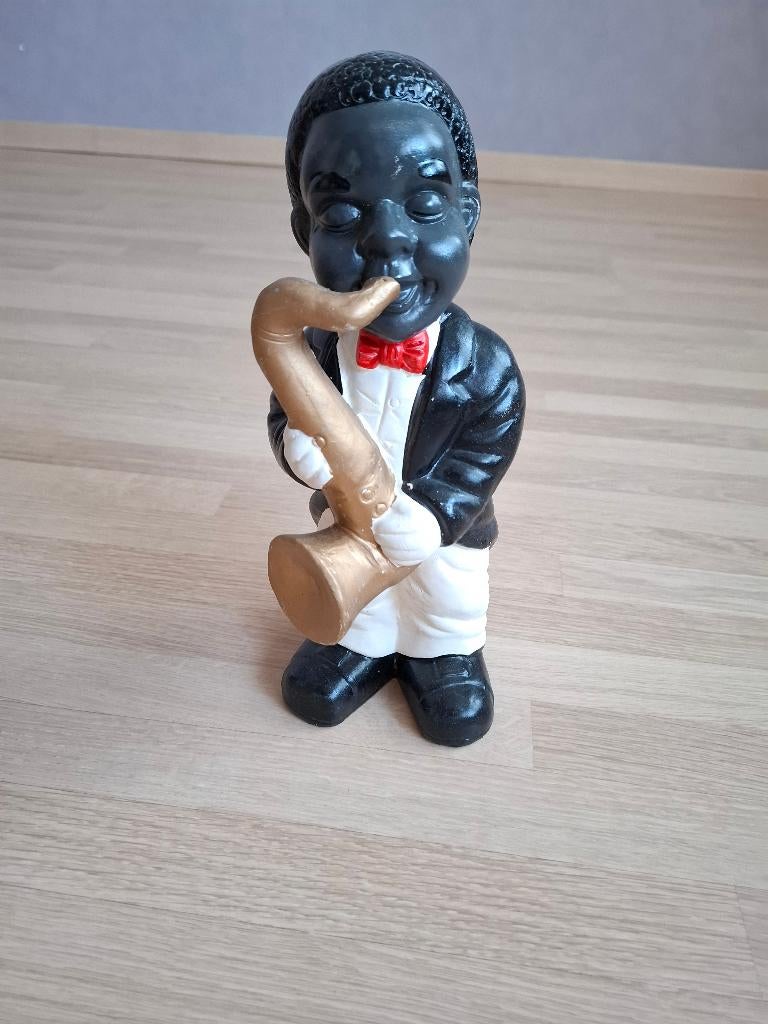 Een houten jazzmuzikant met een saxofoon, Enlèvement