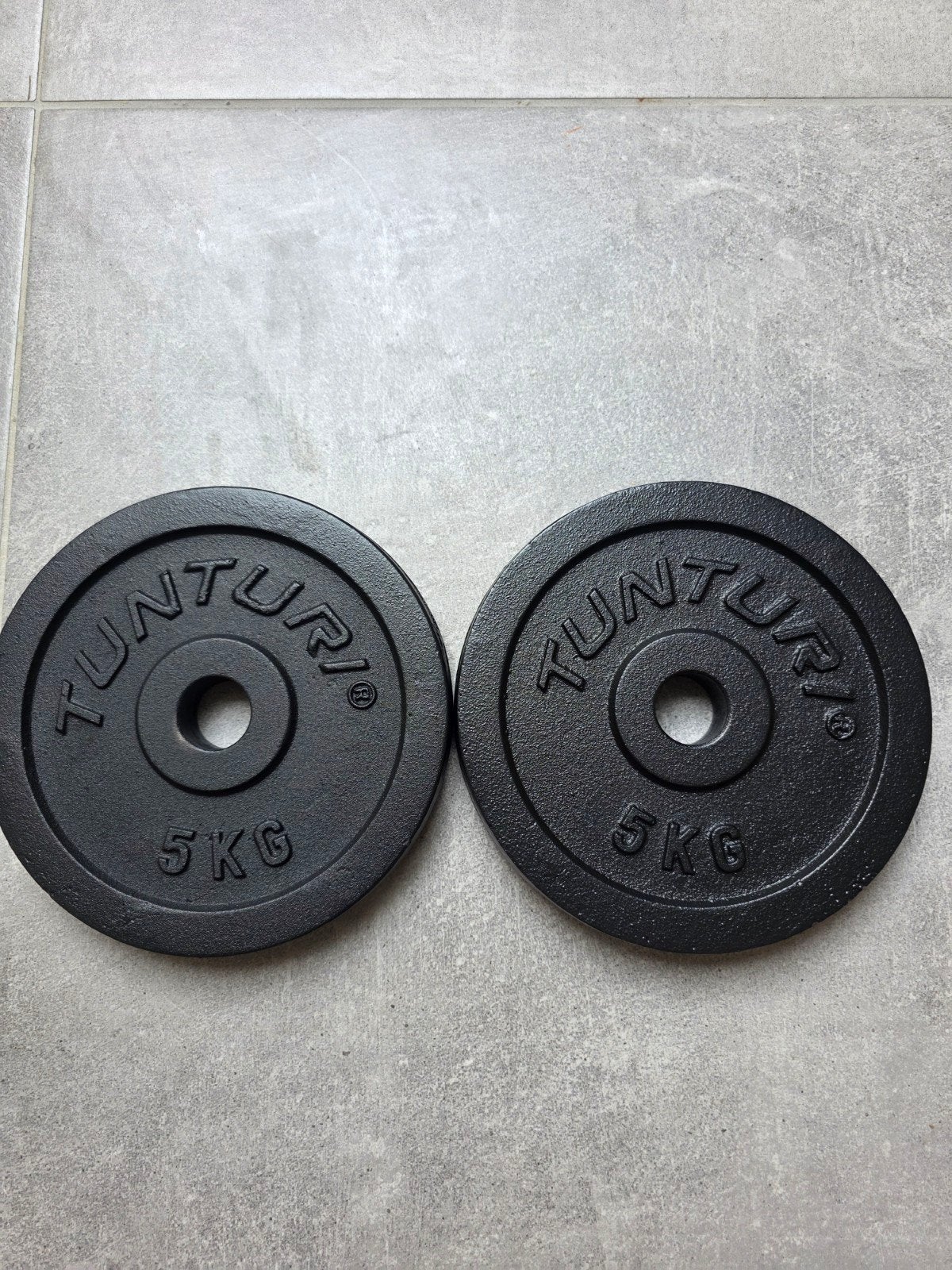 NEUF – 2x Disques de musculation Tunturi 5 kg – Fonte noire, Sports & Fitness, Enlèvement ou Envoi, Neuf, Bras, Plaques d'haltères