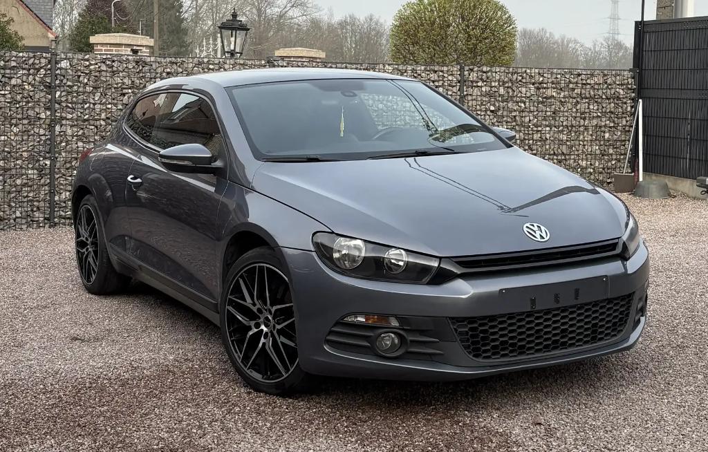 Volkswagen Scirocco 1.4 TSI | Extra set banden en velgen, Auto's, Volkswagen, Voorwielaandrijving, Zwart, Leder, Parkeersensor