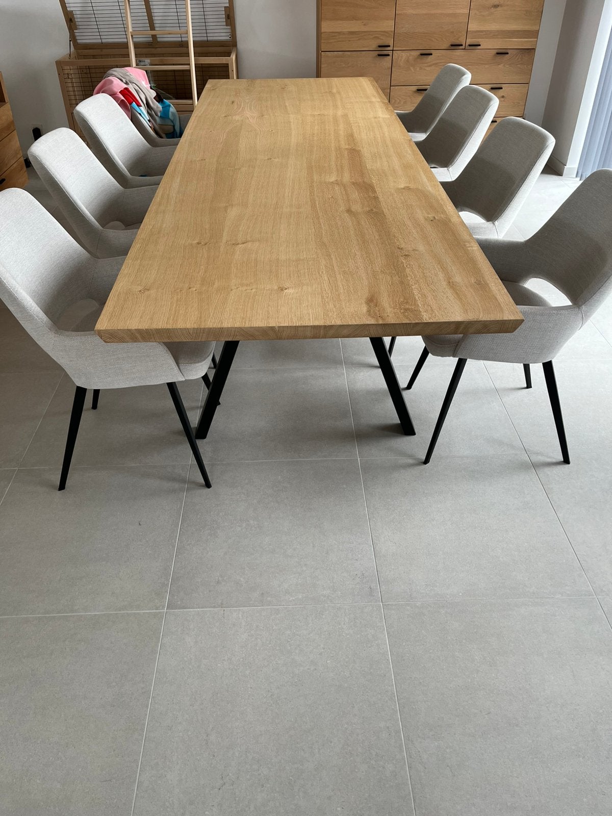 Eettafel in vol natuur eik met zwart onderstel V-vorm, Ophalen, Zo goed als nieuw