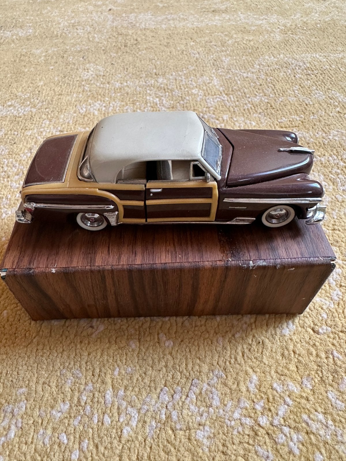 Vintage modelauto – bruin/beige klassiek model, Ophalen of Verzenden, Zo goed als nieuw