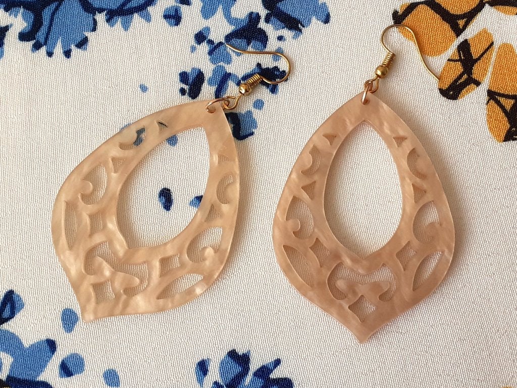 oorbellen hangers barok beige hars, Bijoux, Sacs & Beauté, Boucles d'oreilles, Neuf, Enlèvement ou Envoi, Beige, Autres matériaux