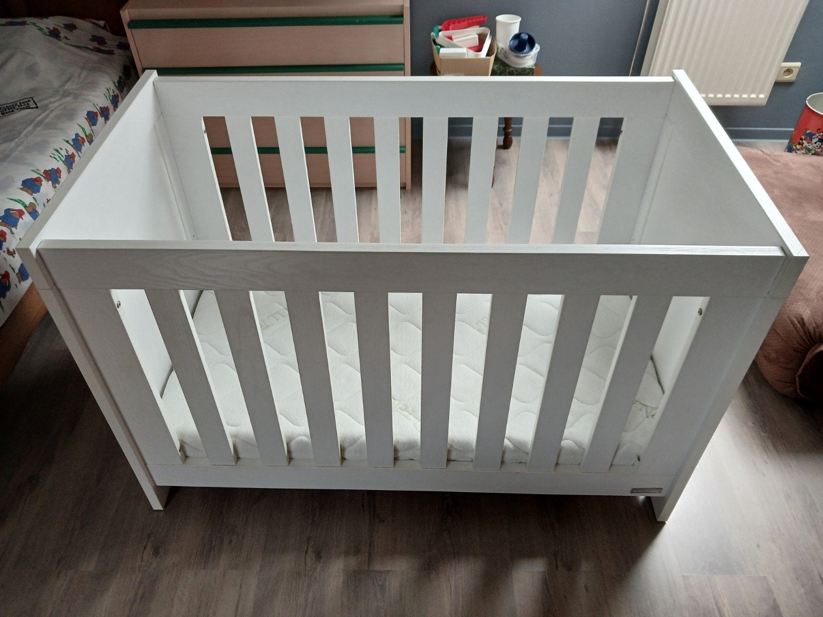 Babybed(in hoogte verstelbaar)H 80,B 60,L 120 + matras, Kinderen en Baby's, Kinderkamer | Complete kinderkamers, Ophalen