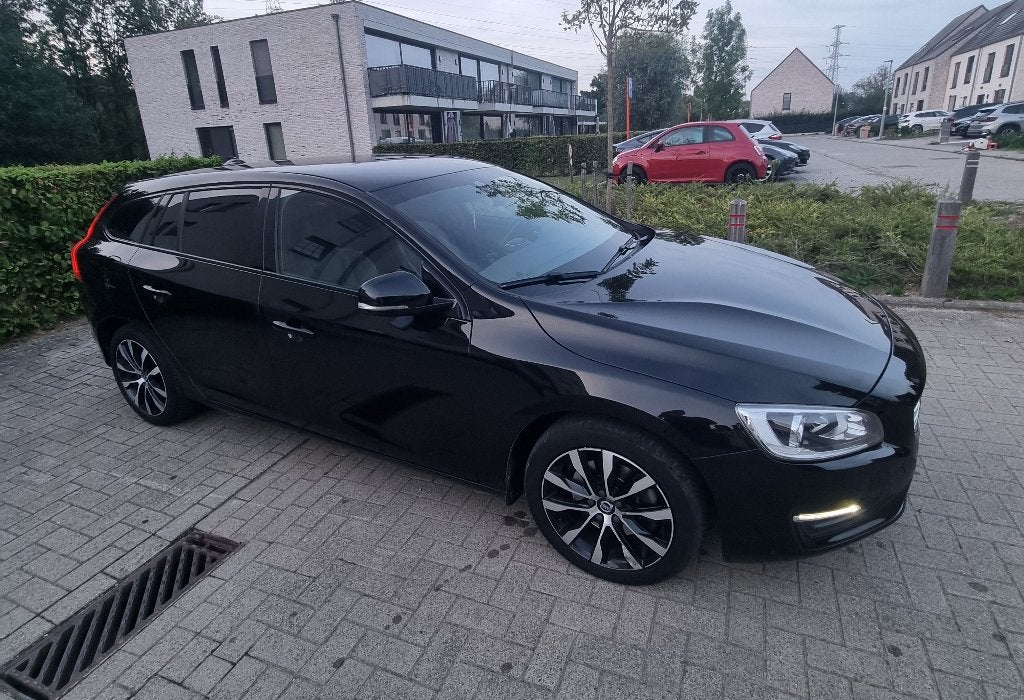 VOLVO V60 1.5 T2 Black 2018 Automaat   ###  98000 km  ###, Dealer onderhouden, 4 cilinders, Zwart, Leder