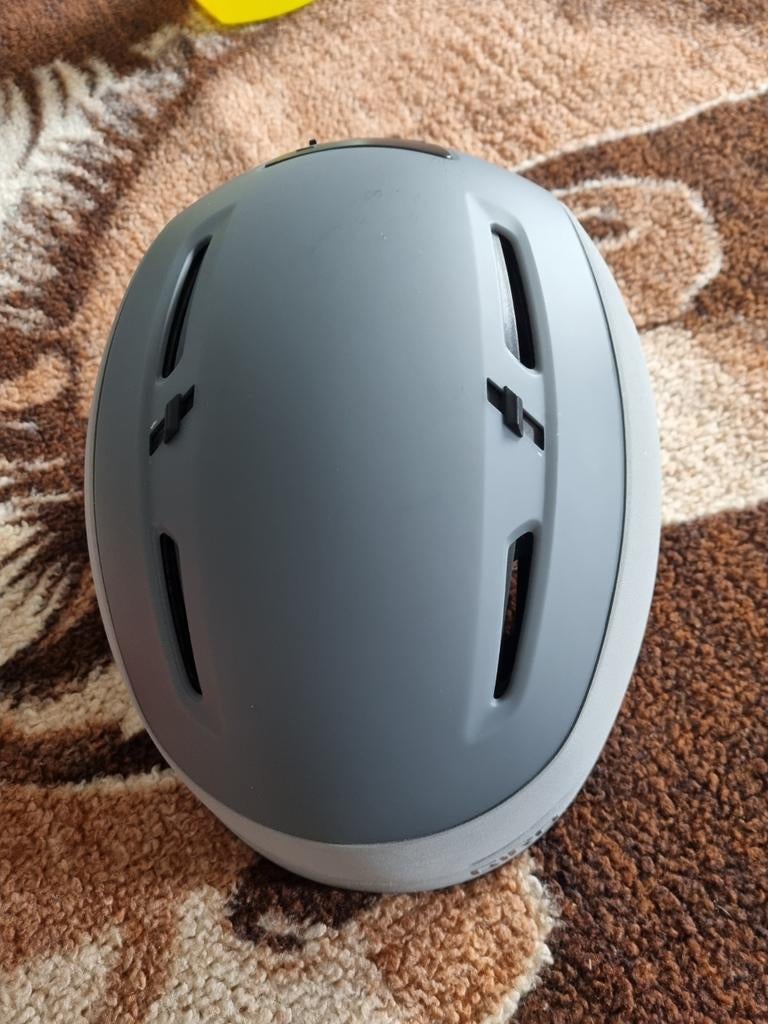Casque, L