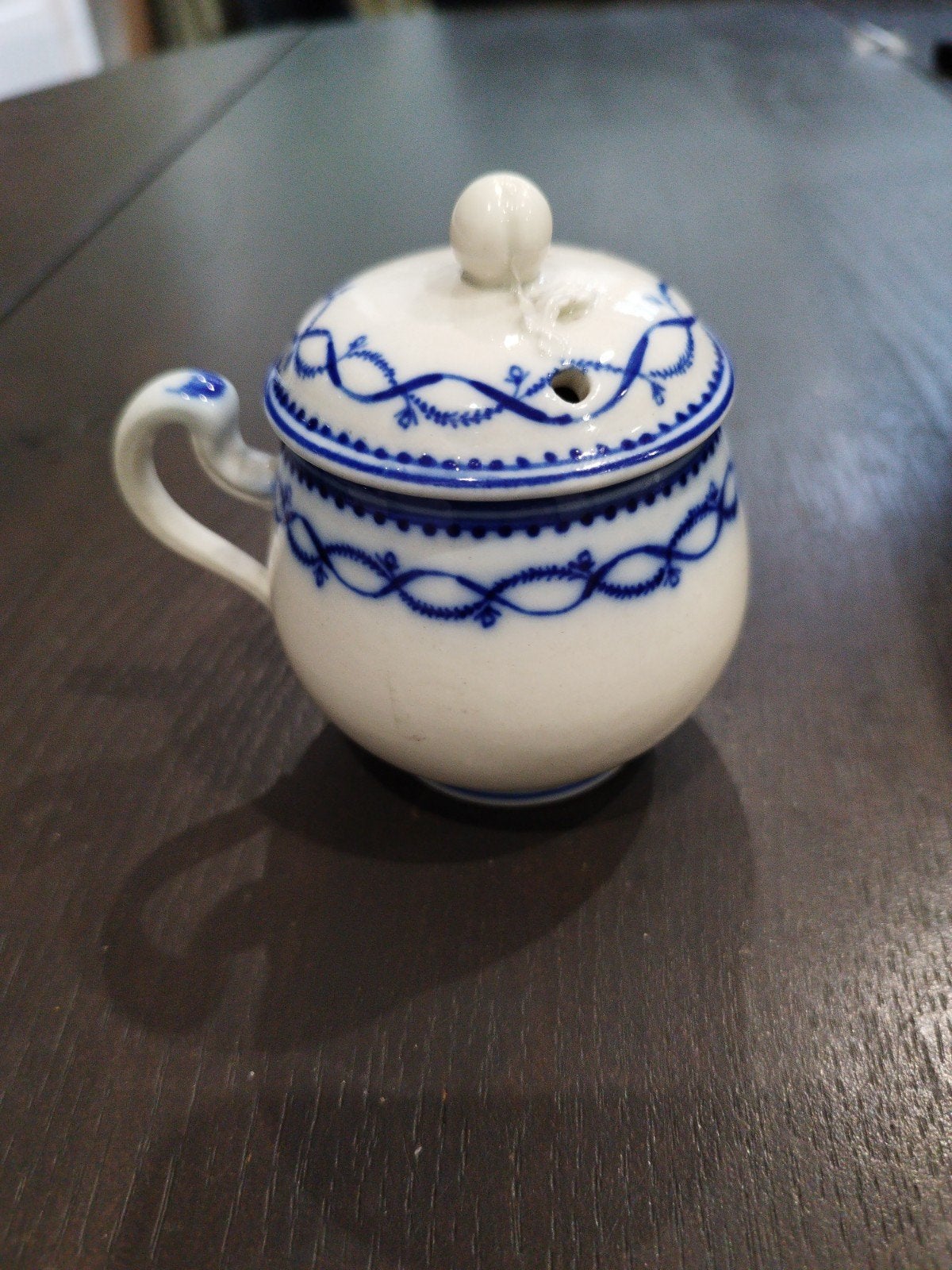 Prachtige bollencreamer gemaakt van Doornik-porselein., Antiek en Kunst, Ophalen of Verzenden