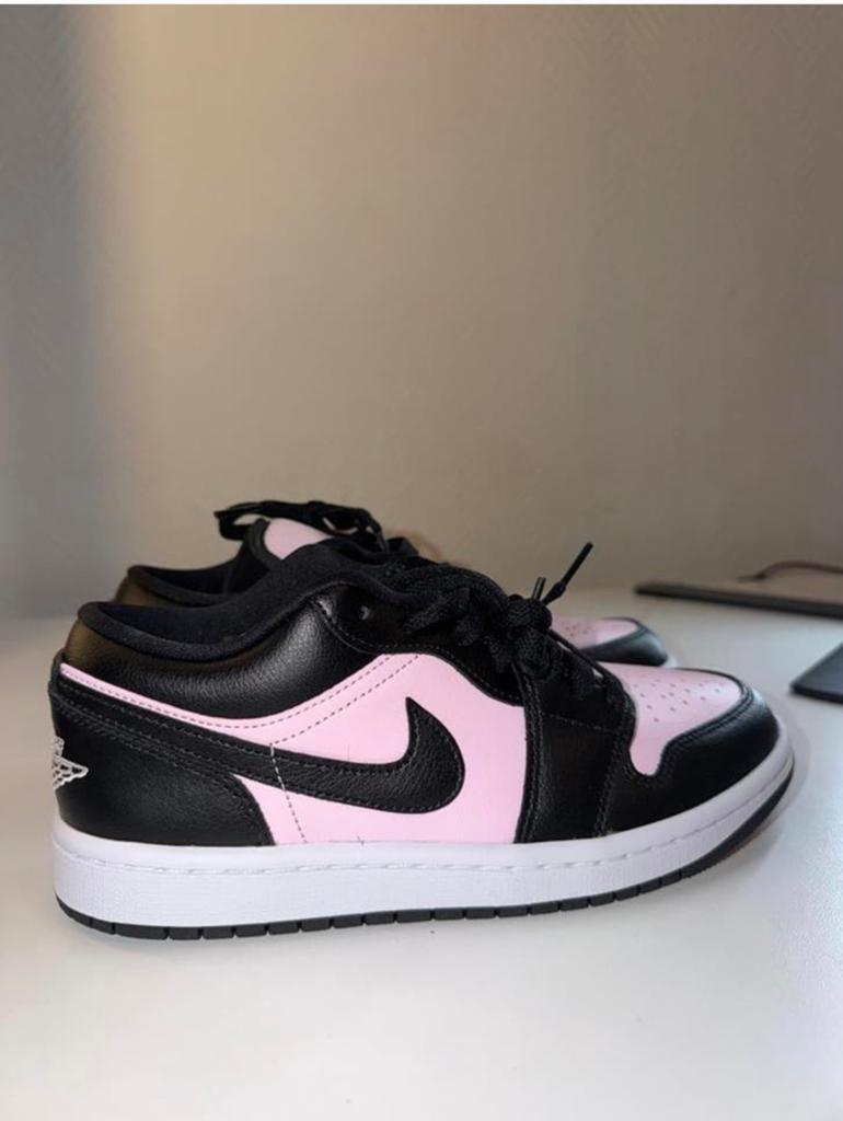 Air Jordan 1 Low Crimson Tint–Neuves–Taille 37.5 – Rose/Noir, Enlèvement ou Envoi, Neuf, Noir