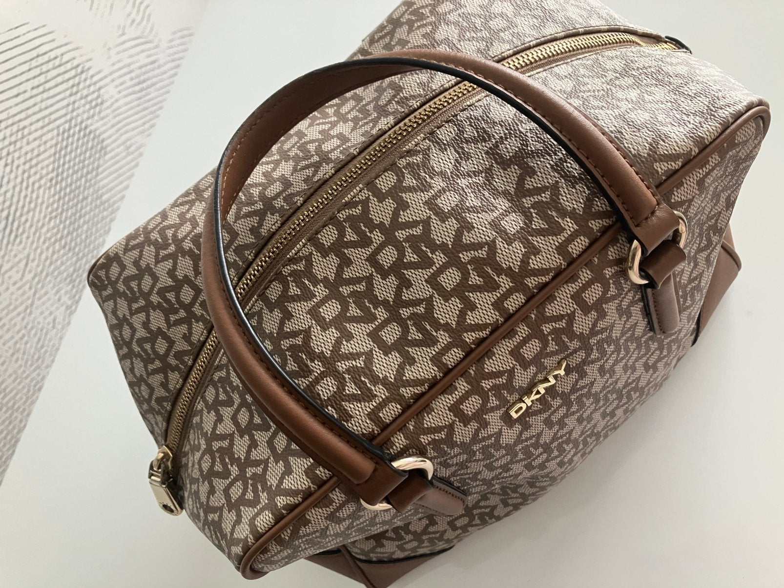 Ruime handtas DKNY in zeer goede staat, Bijoux, Sacs & Beauté, Trousses de toilette, Enlèvement ou Envoi, Comme neuf, Brun, Femme