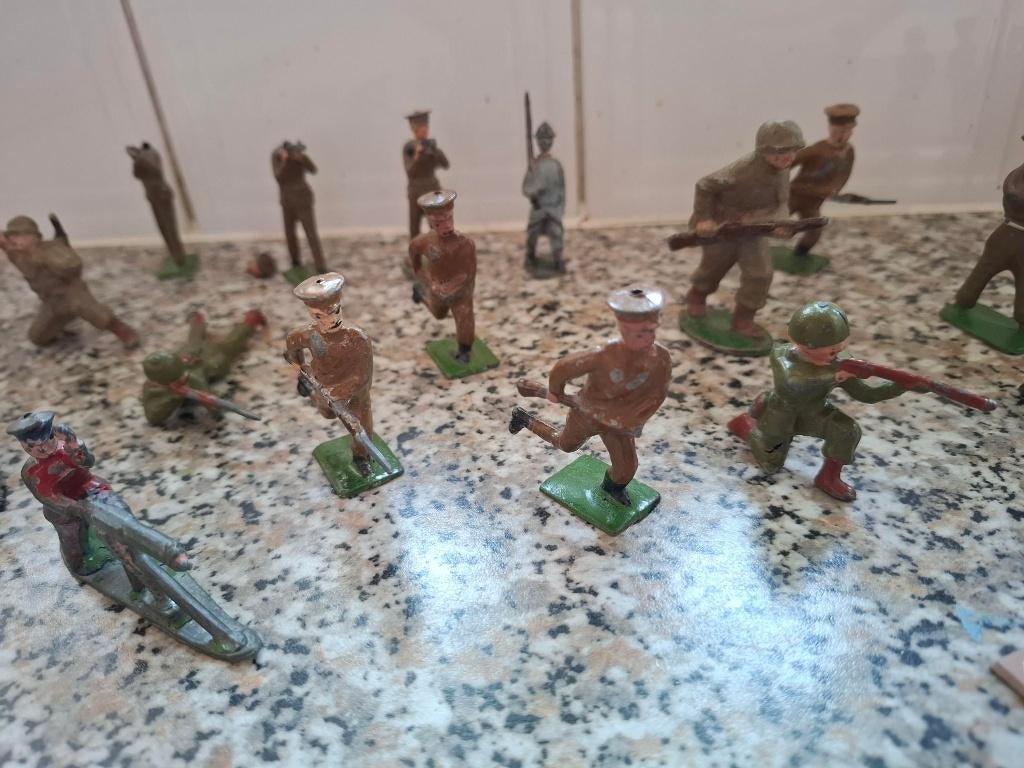 22 antieke metalen soldaatjes Britains, Ophalen of Verzenden, Gebruikt