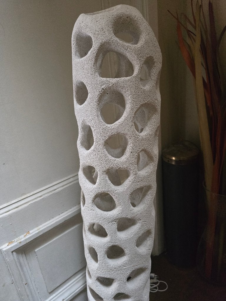 Brutalistische puimsteen vloerlamp, Gebruikt, 100 tot 150 cm, Ophalen of Verzenden, Midl century
