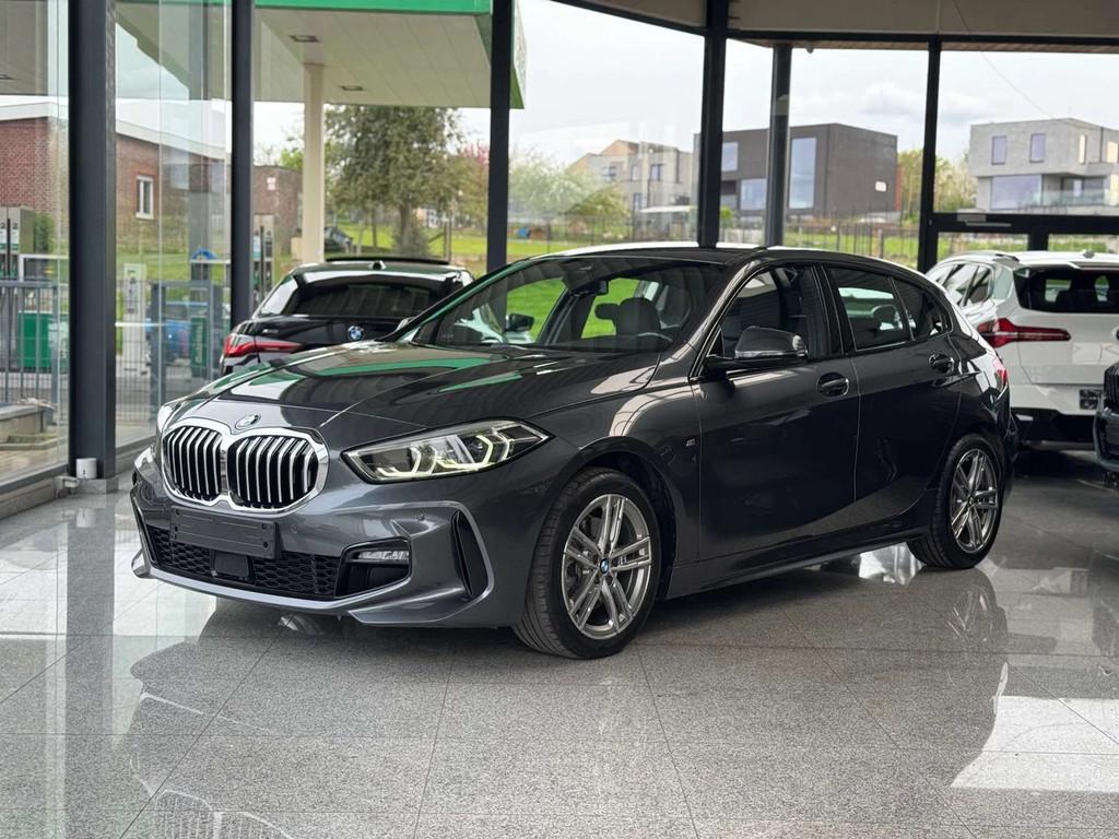 BMW 1 Serie 118 iA M Sport / PDC / NAVI / CARPLAY / COCKPIT, Auto's, Automaat, 1 Reeks, Gebruikt, Bedrijf