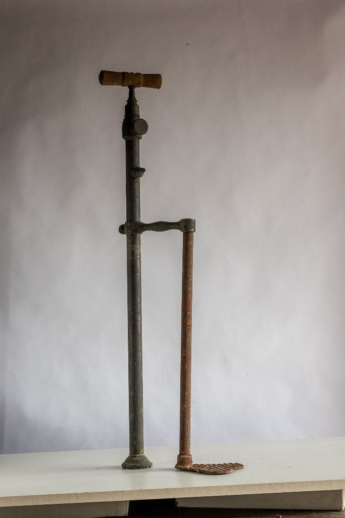 antieke handbediende emmerpomp, Ophalen