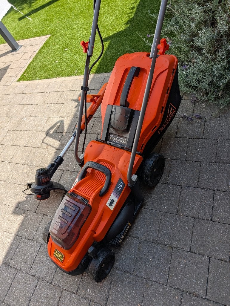 Black & Decker grasmachine + grastrimmer + 3 batterijen, Ophalen, Cirkelmaaier, Gebruikt, Accu-grasmaaier
