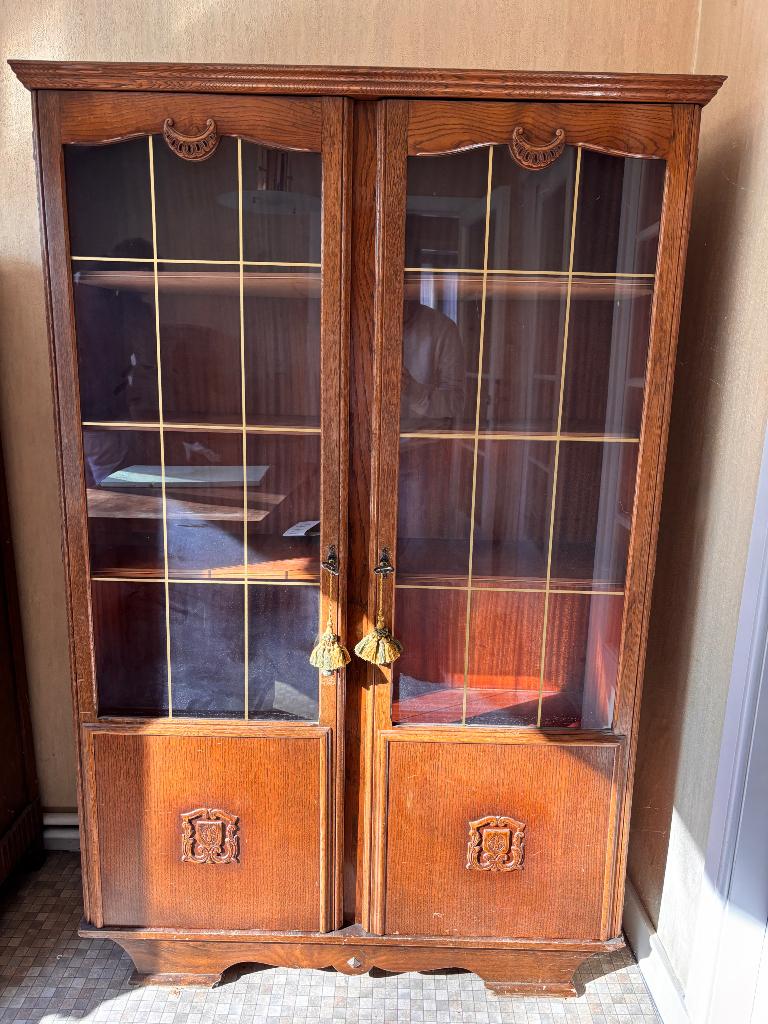 Houten kast met glazen raampjes, Ophalen