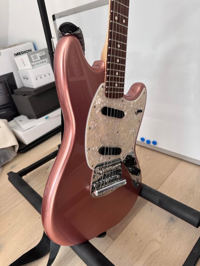 Fender American Performer Mustang (USA) – Penny / Rosewood, Musique & Instruments, Instruments à corde | Guitares | Électriques