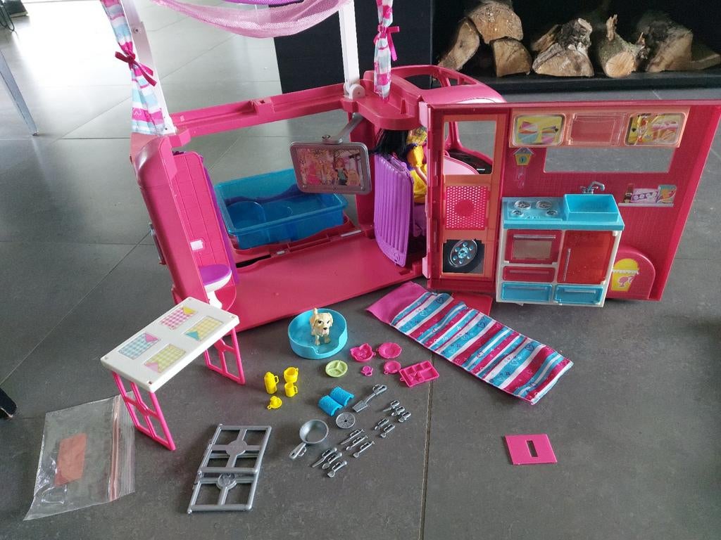 Barbie Sisters Go Camping! Camper, Enfants & Bébés, Jouets | Maisons de poupées, Utilisé, Maison de poupées, Enlèvement