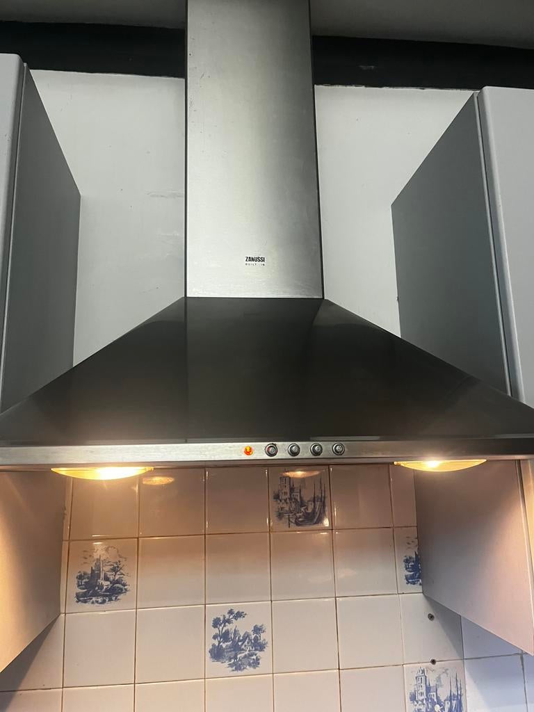 Vends hotte Zanussi filtre à charbon 30€, Electroménager, Moteur, Hotte murale, Comme neuf, Enlèvement