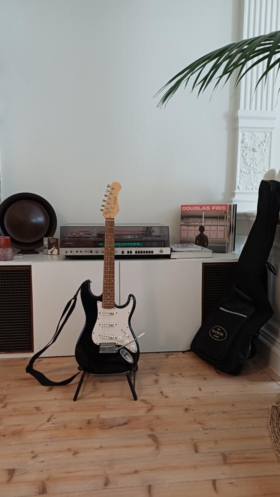 Guitare électrique Stagg taille 3/4 noir blanc, Musique & Instruments, Instruments à corde | Guitares | Électriques, Enlèvement