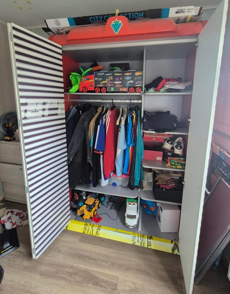 Stevige kleerkast kinderkamer, Immo