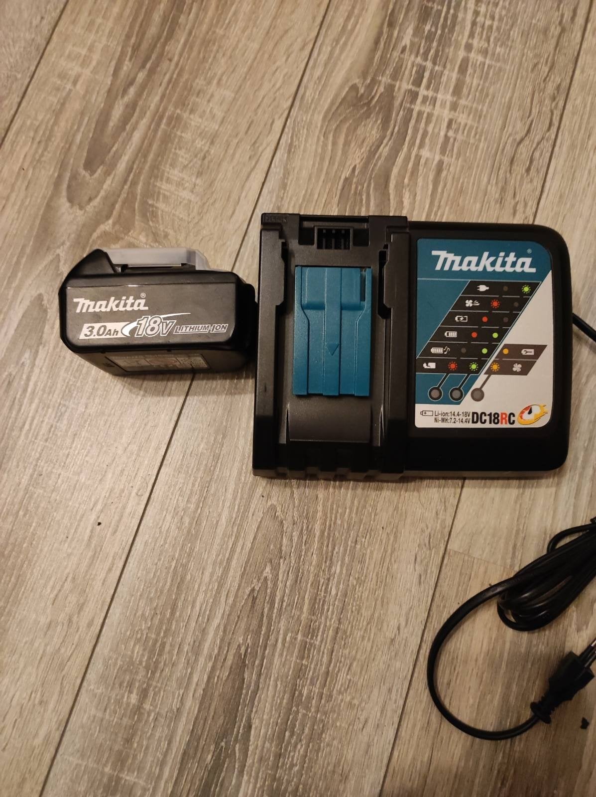1 Makita batterij 18V 5Ah en oplader. nieuw en origineel, Ophalen of Verzenden