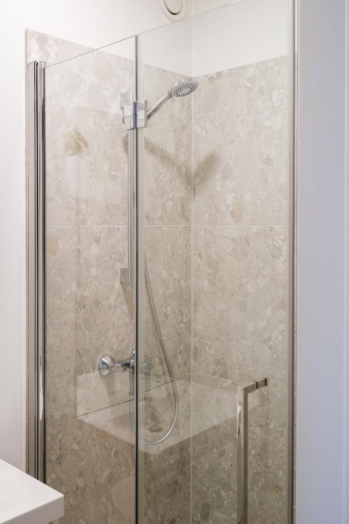 ENSEMBLE DE DOUCHE - Ensemble porte tournante, mitigeur..., Bricolage & Construction, Sanitaire, Enlèvement, Comme neuf, Verre