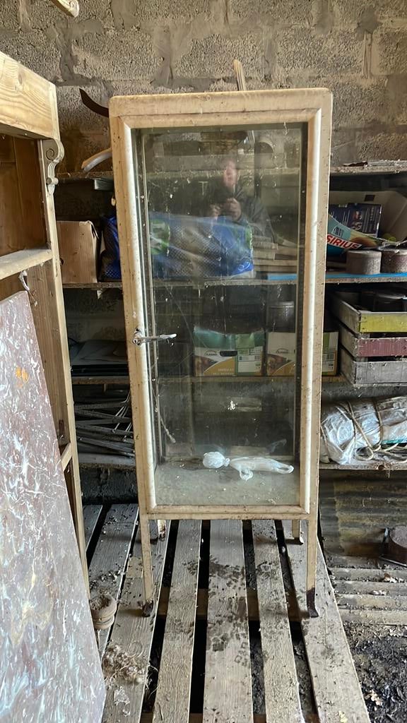 Oud apotheek vitrine kastje, Ophalen