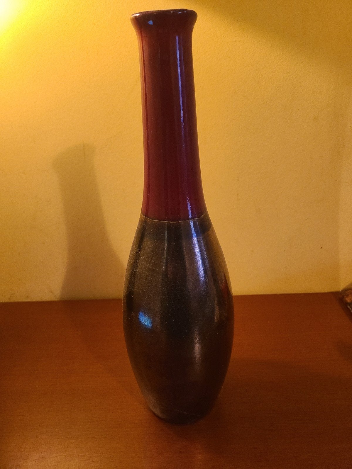 Tweekleurige vaas van granaat en brons, Ophalen, Zo goed als nieuw, 36 cm, Geschikt voor droogbloemen
