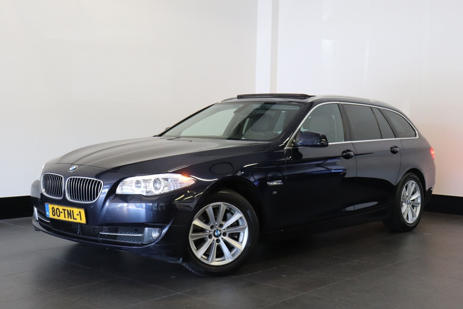 BMW 528 5-serie Touring 528i 245PK High Executive | Pano | C, Auto's, BMW, Automaat, Zwart, Blauw, Break