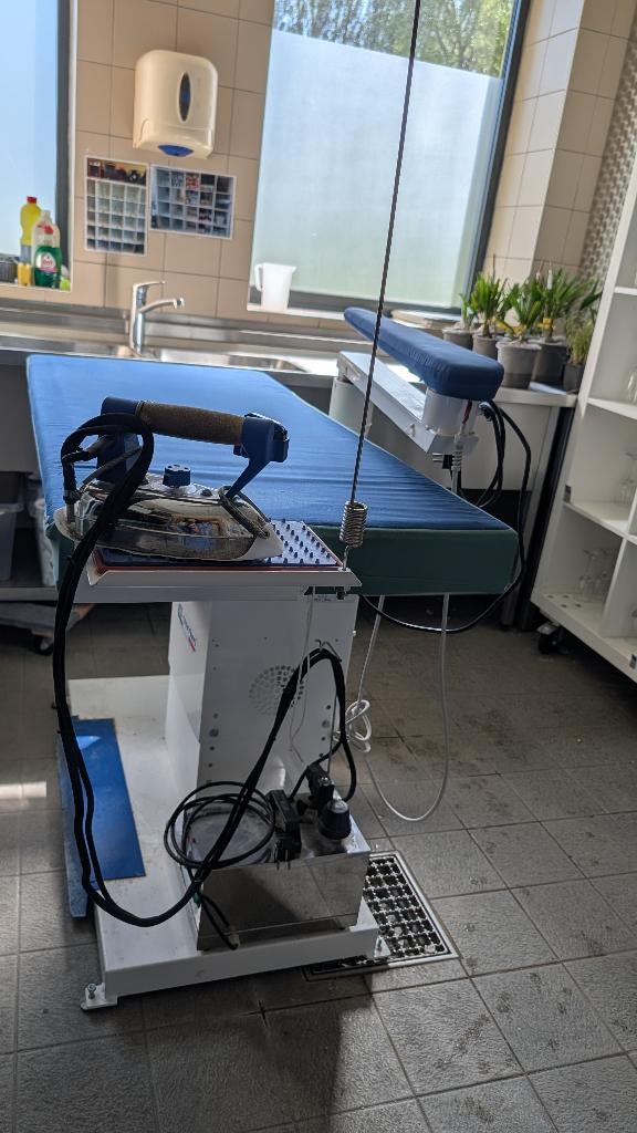 Professionele strijkmachine Reverberi, Ophalen, Gebruikt, Strijkijzer met snoer