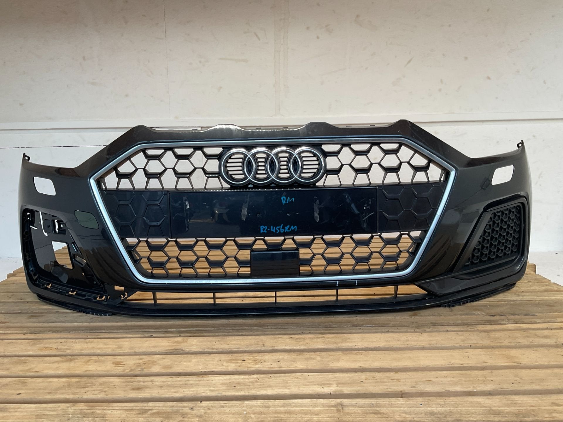 Pare-chocs AUDI A1 82A II 82A807437A Calandre PARE-CHOCS AVA, Autos : Pièces & Accessoires, Pare-chocs, AUDI AG, Auto-Union-Strasse 1
85045  Ingolstadt, DE