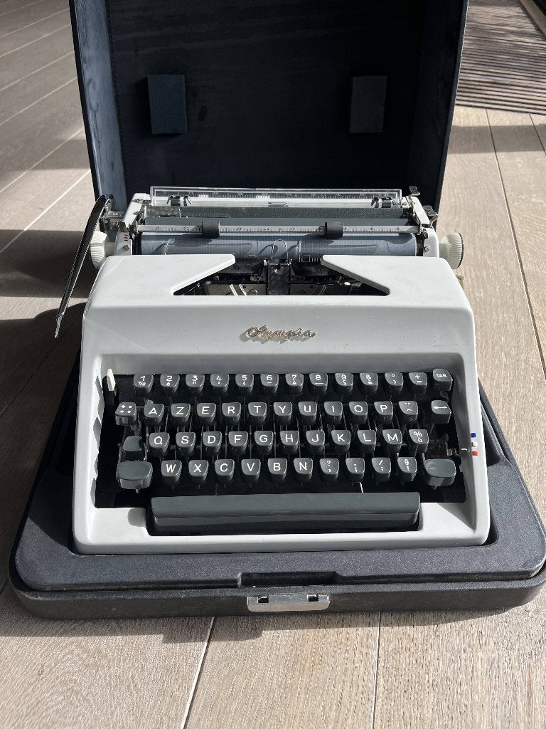 Machine à écrire Olympia vintage avec étui original, Enlèvement
